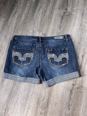 Elevate your summer wardrobe with these stylish H2J women's denim shorts. The de